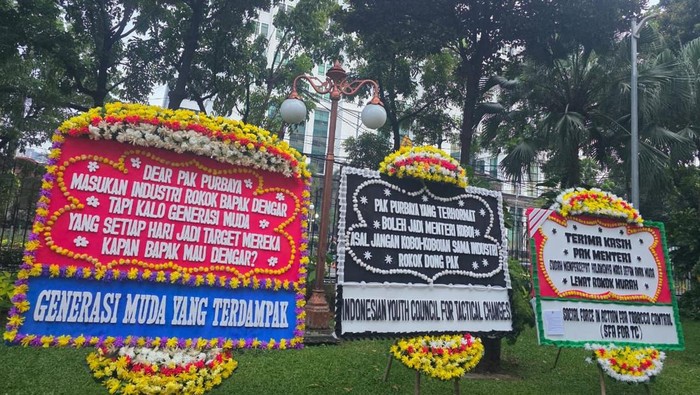 Kritik untuk Menkeu Purbaya Cukai Rokok 2026 Tak Naik, Karangan Bunga Berdatangan