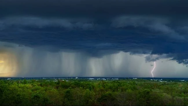 BMKG Sebut Potensi Cuaca Ekstrem Masih Mengintai hingga Akhir Januari
