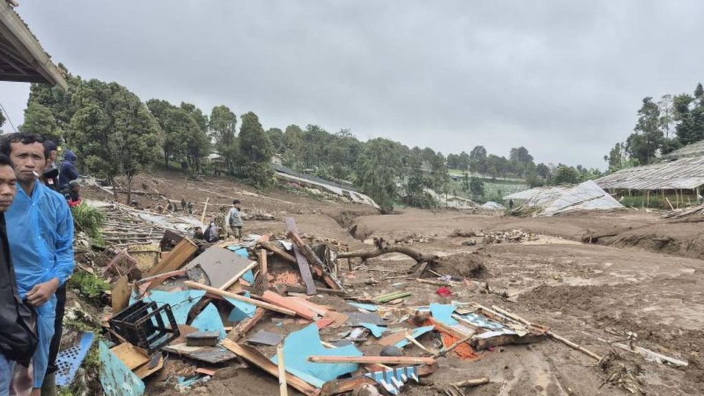 Longsor Lereng Gunung Burangrang di Cisarua Bandung Barat